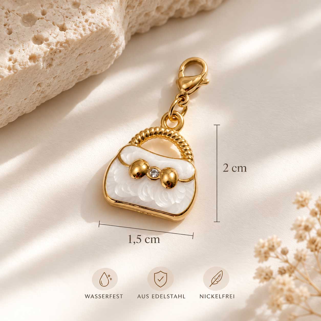 Handtaschen-Charm Big Charm in Weiß-Gold mit Maßangaben 1,5 cm x 2 cm sowie Hinweisen wasserfest, Edelstahl und nickelfrei – Saltyblush
