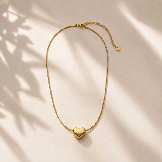 Goldene Herz-Halskette Heart of Glow aus Edelstahl von Saltyblush – zarter Herzanhänger, 44–49 cm
