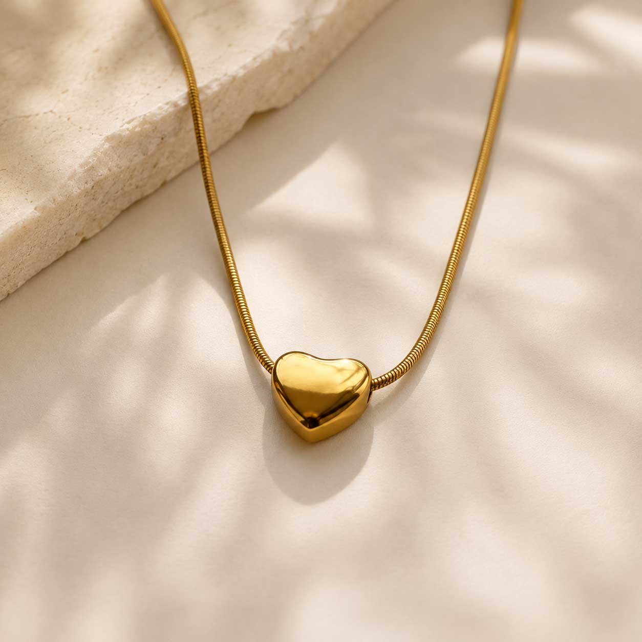 Detailansicht: Heart of Glow Halskette gold – feiner Herzanhänger aus Edelstahl, Saltyblush
