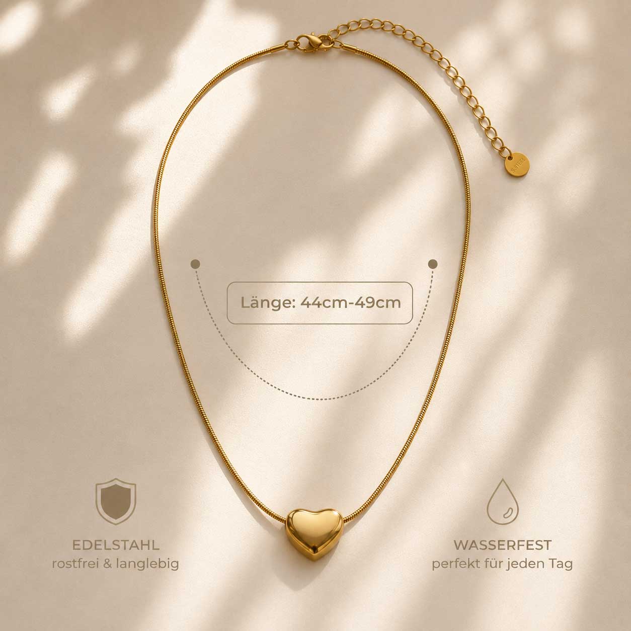 Heart of Glow Herzkette gold am Hals getragen – zeitlos feminines Accessoire für jeden Look, Saltyblush

