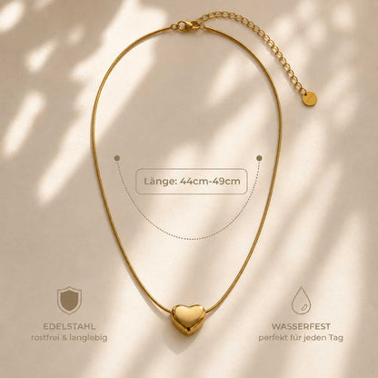Heart of Glow Herzkette gold am Hals getragen – zeitlos feminines Accessoire für jeden Look, Saltyblush
