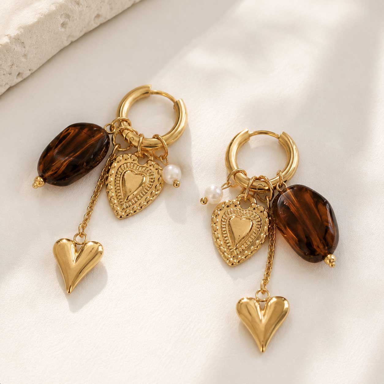 Goldene Creolen heartbeat mit Herz-Charm, brauner Perle und Süßwasserperle – Edelstahl, wasserfest | Saltyblush