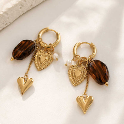 Goldene Creolen heartbeat mit Herz-Charm, brauner Perle und Süßwasserperle – Edelstahl, wasserfest | Saltyblush