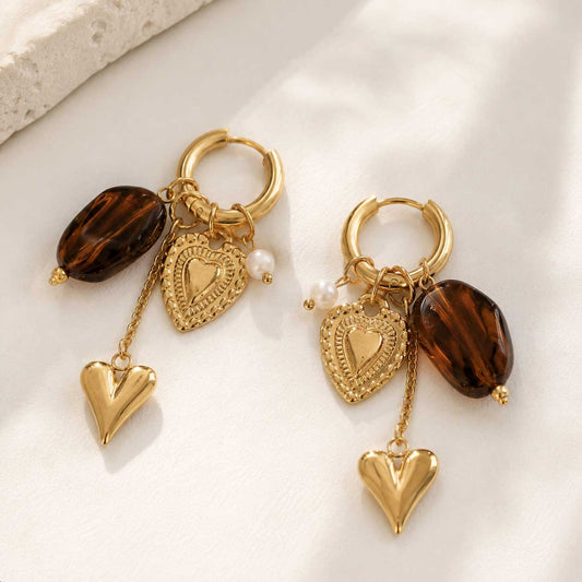 Goldene Creolen heartbeat mit Herz-Charm, brauner Perle und Süßwasserperle – Edelstahl, wasserfest | Saltyblush