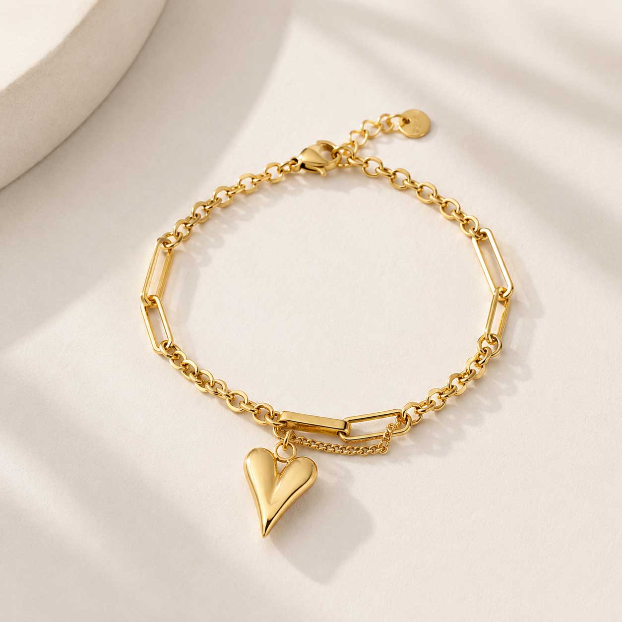 Goldenes Armband mit Herzanhänger – Heartwave Armband von Saltyblush, zweireihige Gliederkette mit 3D-Herzcharm, Flatlay auf hellem Hintergrund
