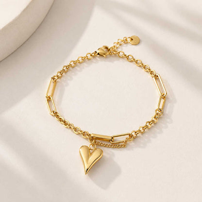 Goldenes Armband mit Herzanhänger – Heartwave Armband von Saltyblush, zweireihige Gliederkette mit 3D-Herzcharm, Flatlay auf hellem Hintergrund
