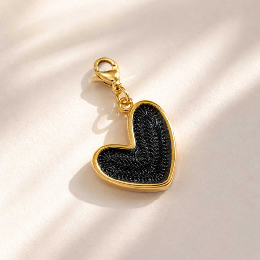 Großer schwarzer Herz-Charm aus Edelstahl mit goldener Fassung von Saltyblush – 1,8 x 2 cm
