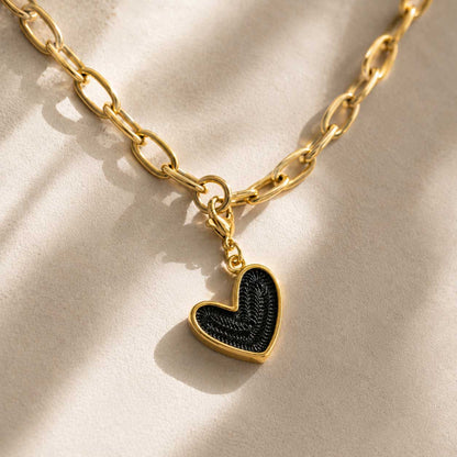 Detailansicht: BIG Herz Charm Schwarz Gold aus Edelstahl – Charm Concept von Saltyblush
