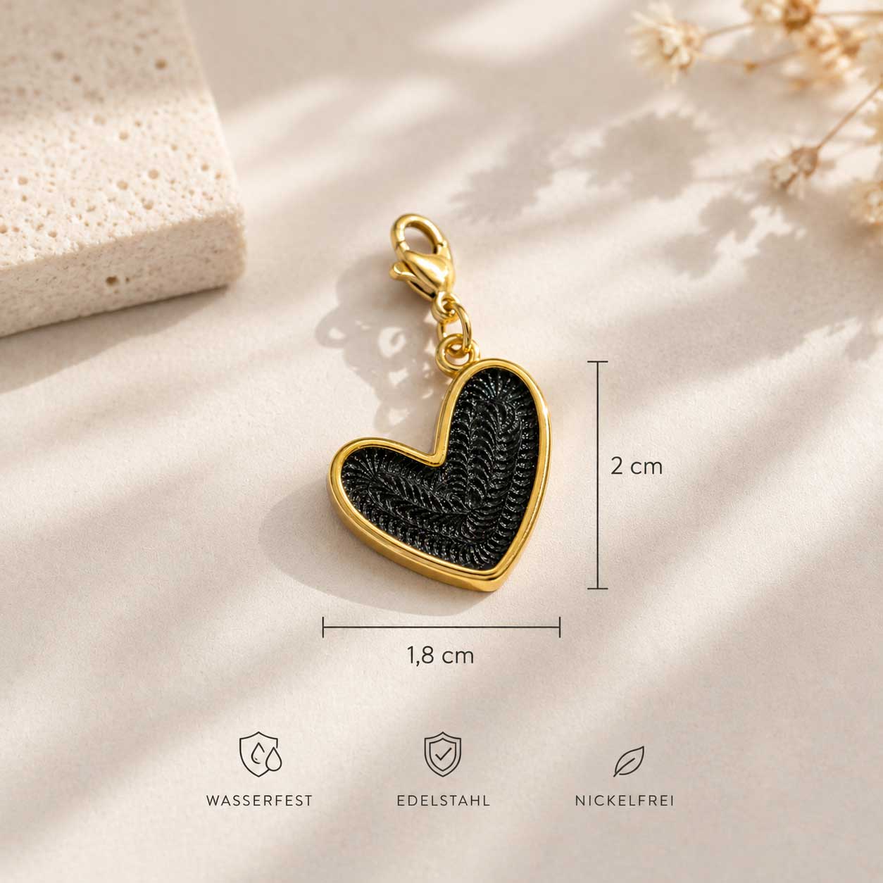 Herz Charm Schwarz Gold kombiniert mit weiteren Charms – individuelles Charm Concept Saltyblush
