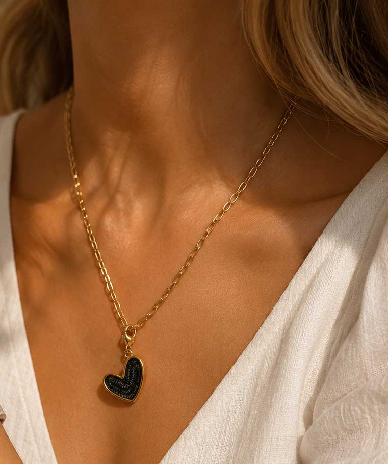 BIG Herz Charm Schwarz von Saltyblush – eleganter Schmuckanhänger aus Edelstahl, schwarz-gold
