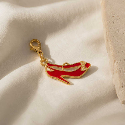  High Heel Big Charm in Rot-Gold mit Schleife und goldenem Karabinerverschluss auf cremefarbenem Seidenstoff – Saltyblush
