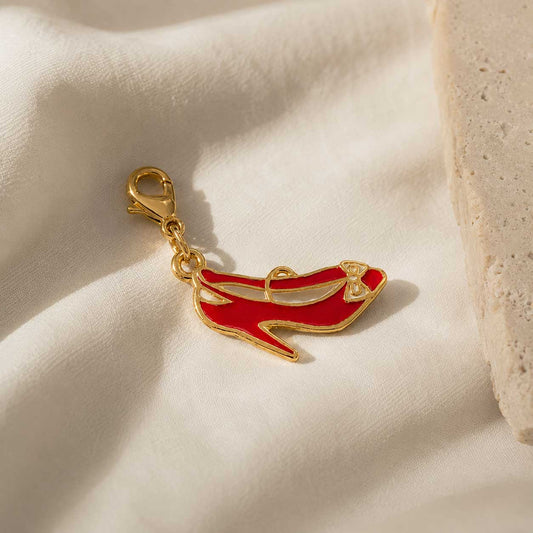  High Heel Big Charm in Rot-Gold mit Schleife und goldenem Karabinerverschluss auf cremefarbenem Seidenstoff – Saltyblush
