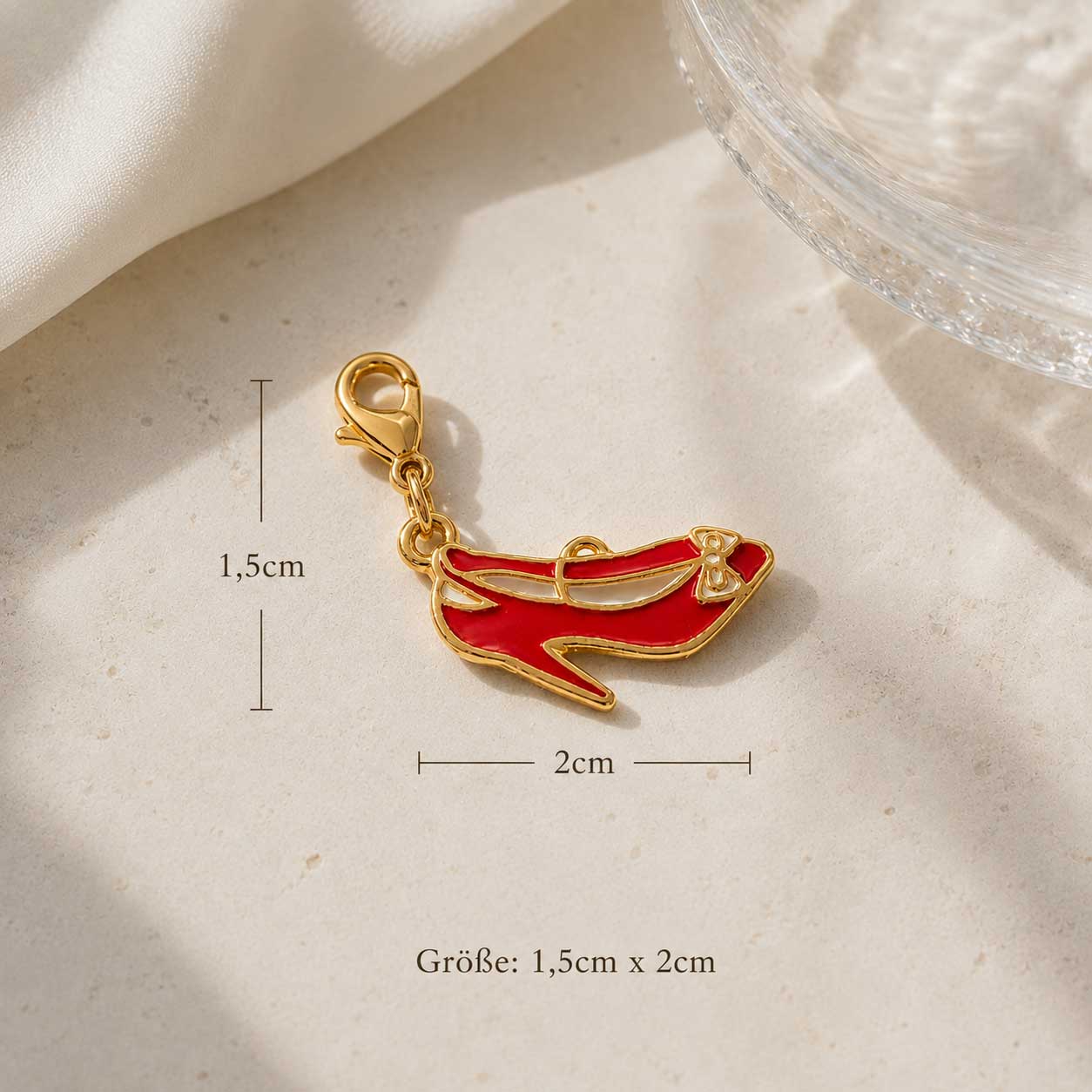 High Heel Big Charm in Rot-Gold mit Maßangaben 1,5 cm x 2 cm auf hellem Steinhintergrund – Saltyblush
