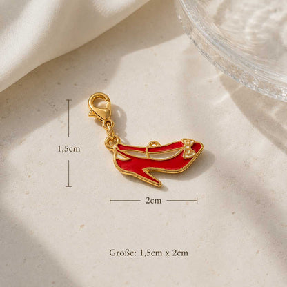 High Heel Big Charm in Rot-Gold mit Maßangaben 1,5 cm x 2 cm auf hellem Steinhintergrund – Saltyblush
