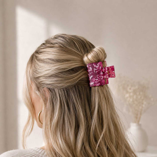 Frau mit langen blonden Haaren trägt die Hot Pink Crush Haarklammer als Hochsteckfrisur von hinten – Saltyblush
