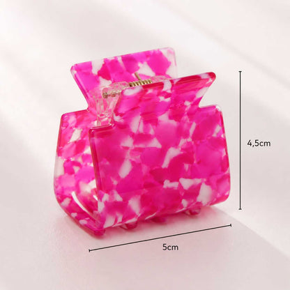 Hot Pink Crush Haarklammer aus Acryl mit Maßangaben 5 cm x 4,5 cm auf hellem Hintergrund – Saltyblush
