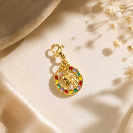 Goldener Hufeisen-Charm mit bunten Emaille-Steinen und Pferdekopf-Motiv – Karabinerverschluss – Charm Concept Saltyblush
