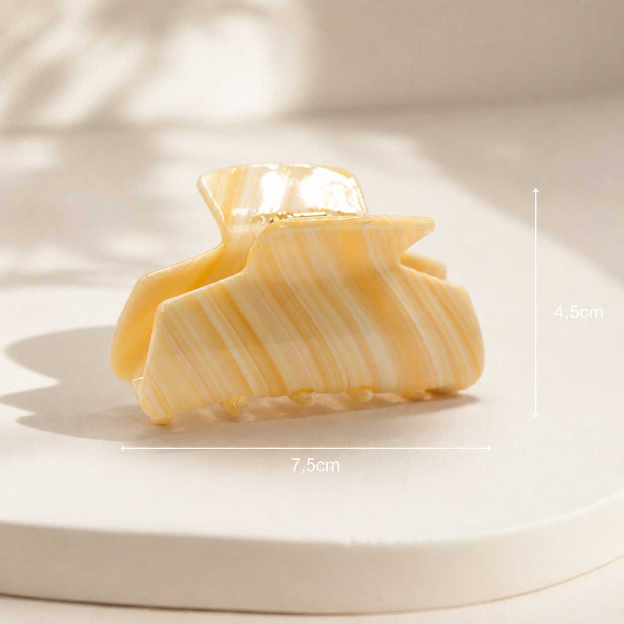Ivory Marble Haarklammer aus Acryl in Beige-Weiß mit Maßangaben 7,5 cm x 4,5 cm auf weißem Tablett – Saltyblush
