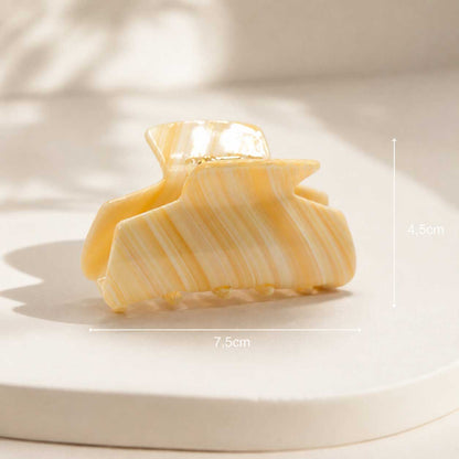 Ivory Marble Haarklammer aus Acryl in Beige-Weiß mit Maßangaben 7,5 cm x 4,5 cm auf weißem Tablett – Saltyblush
