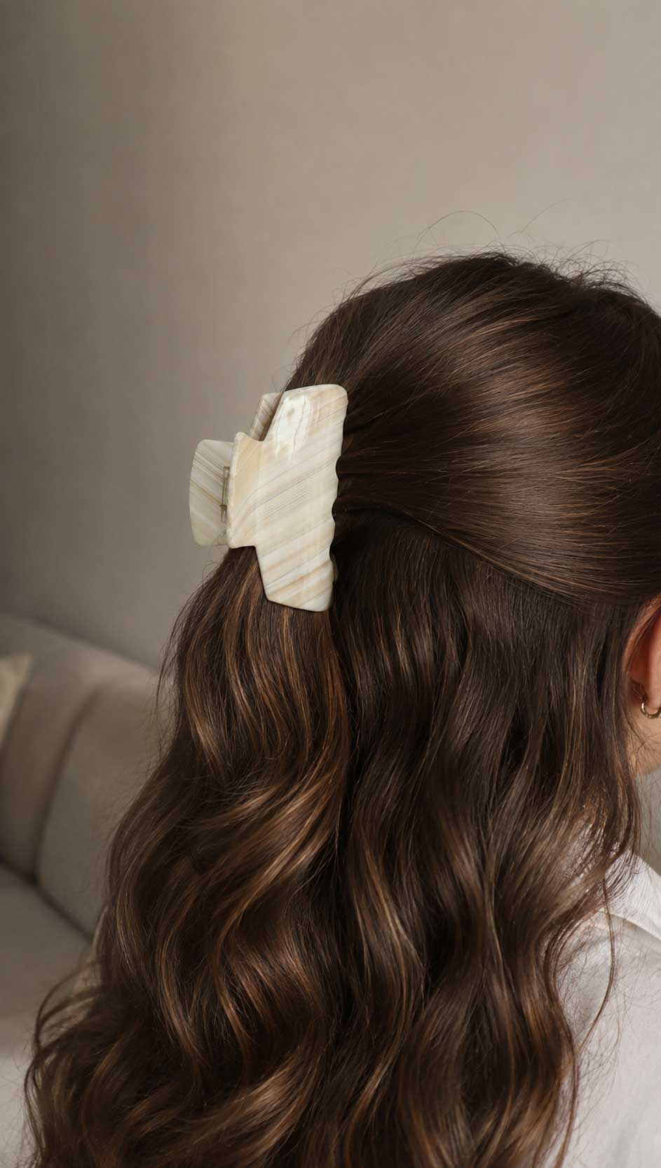 Seitenansicht einer Frau mit welligem Haar und ivory-farbener Marmor-Haarklammer im Pferdeschwanz-Stil – Saltyblush
