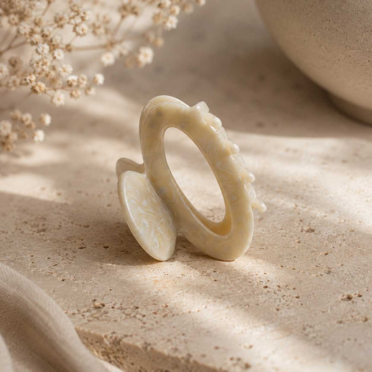 Haarklammer Ivory Pearl in Cremeweiß mit Perlmutt-Look aus Acryl von Saltyblush – 5,5 x 3,3 cm
