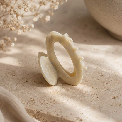 Haarklammer Ivory Pearl in Cremeweiß mit Perlmutt-Look aus Acryl von Saltyblush – 5,5 x 3,3 cm
