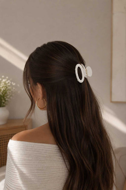 Ivory Pearl Haarklammer cremeweiß im Haar – eleganter Perlmutt-Look für Alltag & besondere Anlässe, Saltyblush
