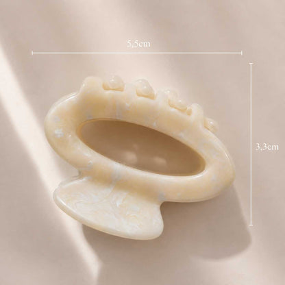 Detailansicht: Ivory Pearl Haarclip cremeweiß perlmutt – geschwungenes Design aus Acryl, Saltyblush
