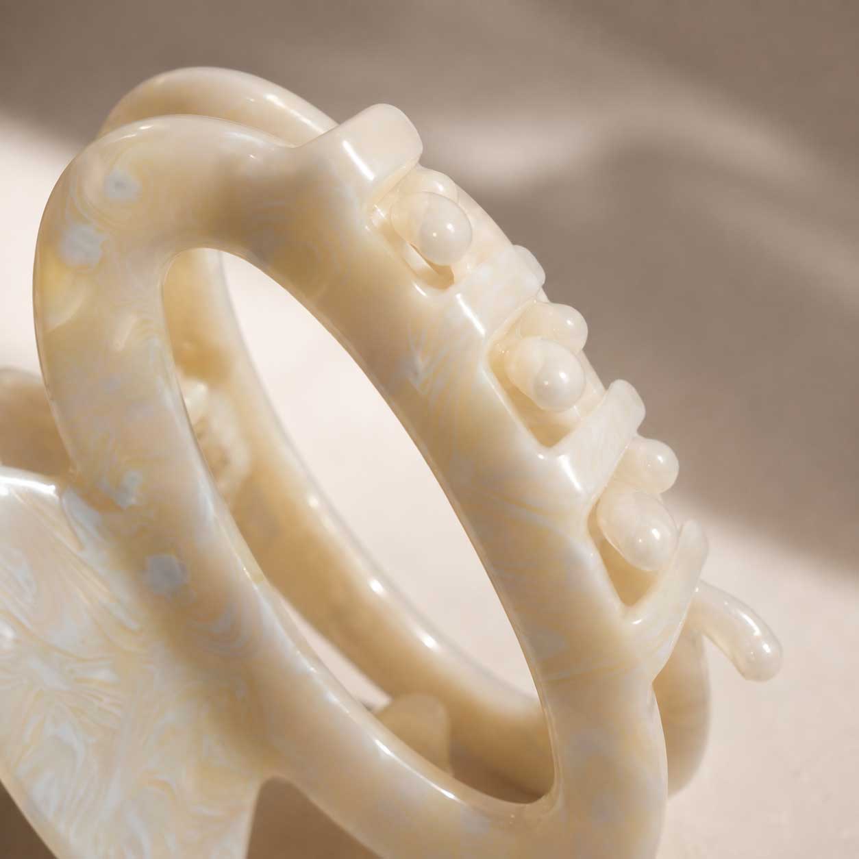 Haarklammer Ivory Pearl in Cremeweiß mit Perlmutt-Look aus Acryl von Saltyblush – 5,5 x 3,3 cm
