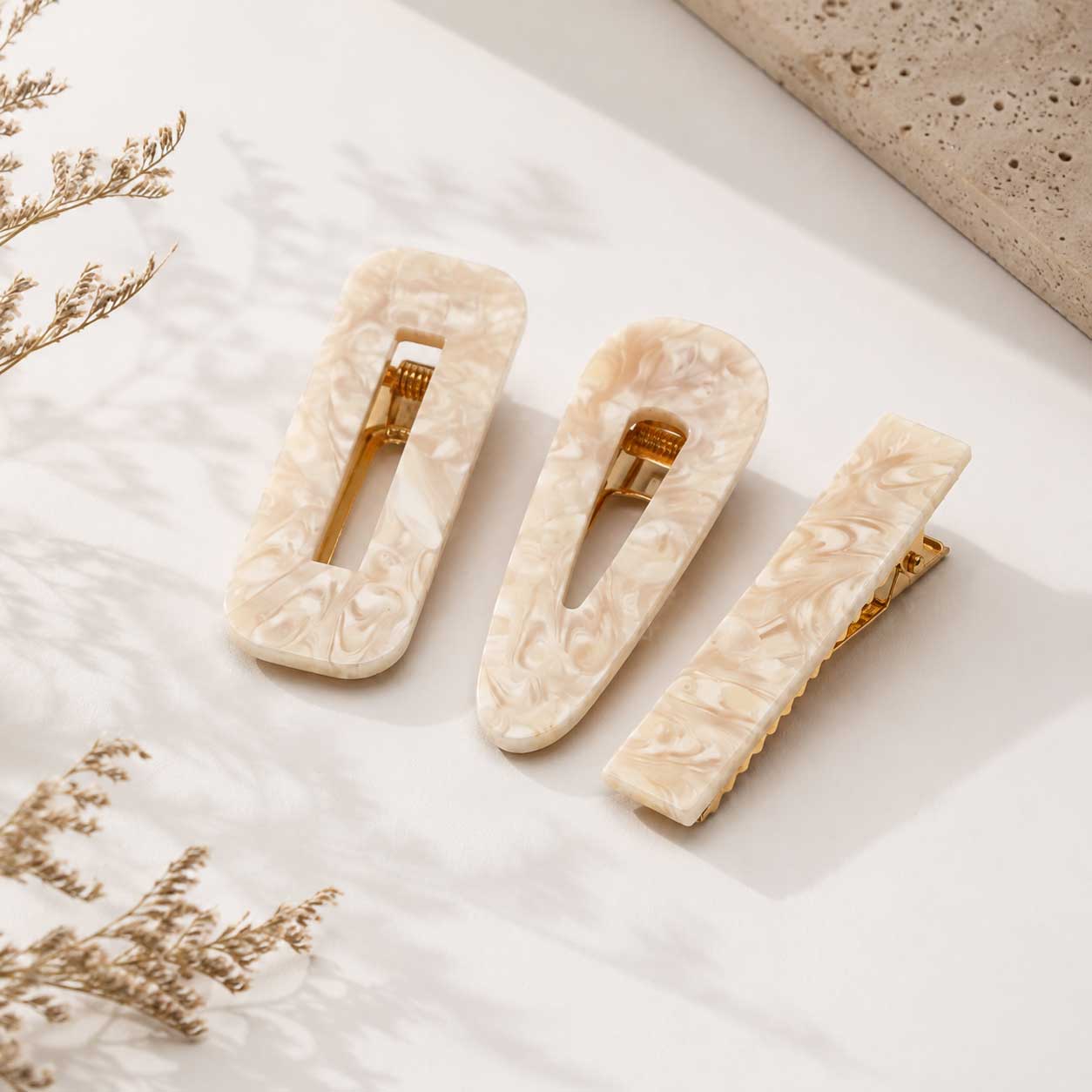 Ivory Wave Haarclip aus Celluloseacetat in Ivory mit marmoriertem Muster und goldenen Details – Saltyblush