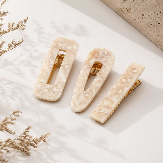 Ivory Wave Haarclip aus Celluloseacetat in Ivory mit marmoriertem Muster und goldenen Details – Saltyblush