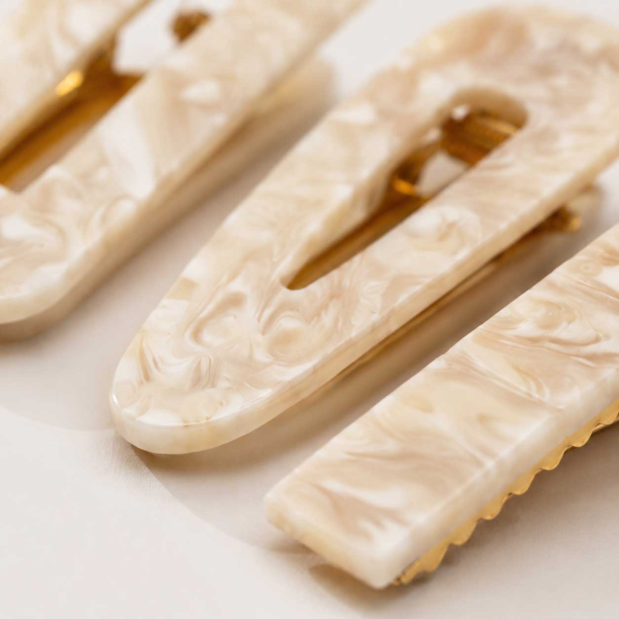 Detailaufnahme Ivory Wave Haarclip – Celluloseacetat, ivory-marmoriert mit Golddetail, Saltyblush