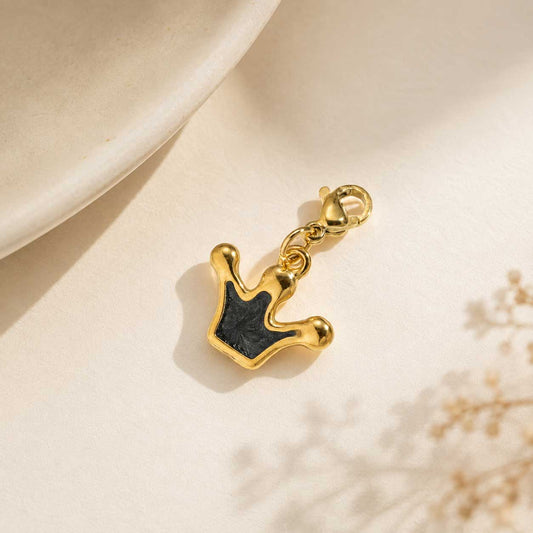 Goldener Kronen-Charm mit schwarzer Emaille-Füllung und Karabinerverschluss – edel & modern – Charm Concept Saltyblush
