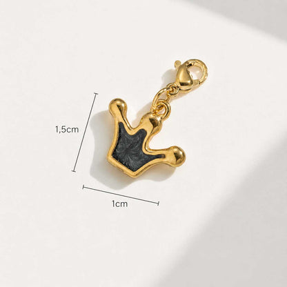 Goldener Kronen-Charm mit Maßangaben – 1,5 cm x 1 cm – schwarze Emaille, Edelstahl – Saltyblush
