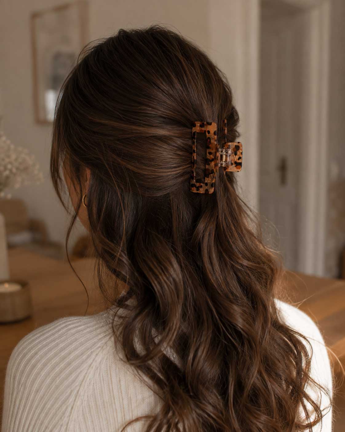Haarklammer Leo Classic kombiniert mit goldenem Schmuck – zeitloser Leoparden-Look, Saltyblush
