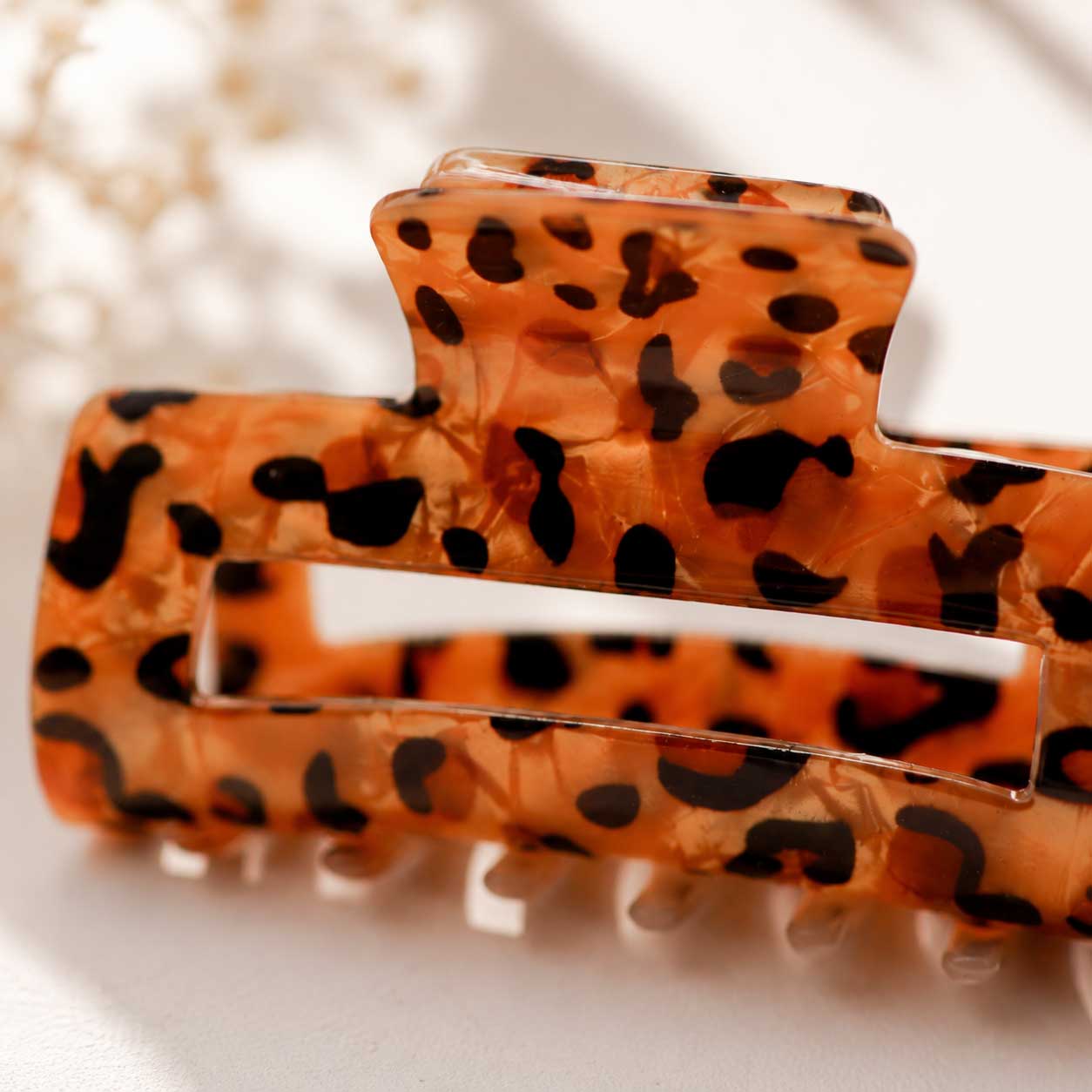 Detailansicht: Leo Classic Haarclip Leopardenmuster braun schwarz aus Acryl – Saltyblush
