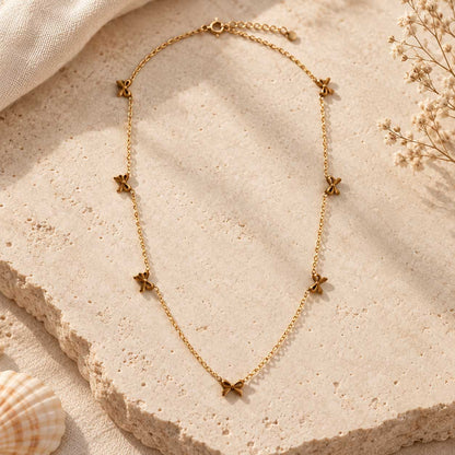 Vergoldete Halskette aus Edelstahl mit zartem Schleifenanhänger, goldene Kette mit verstellbarer Länge von 40 bis 45 cm
