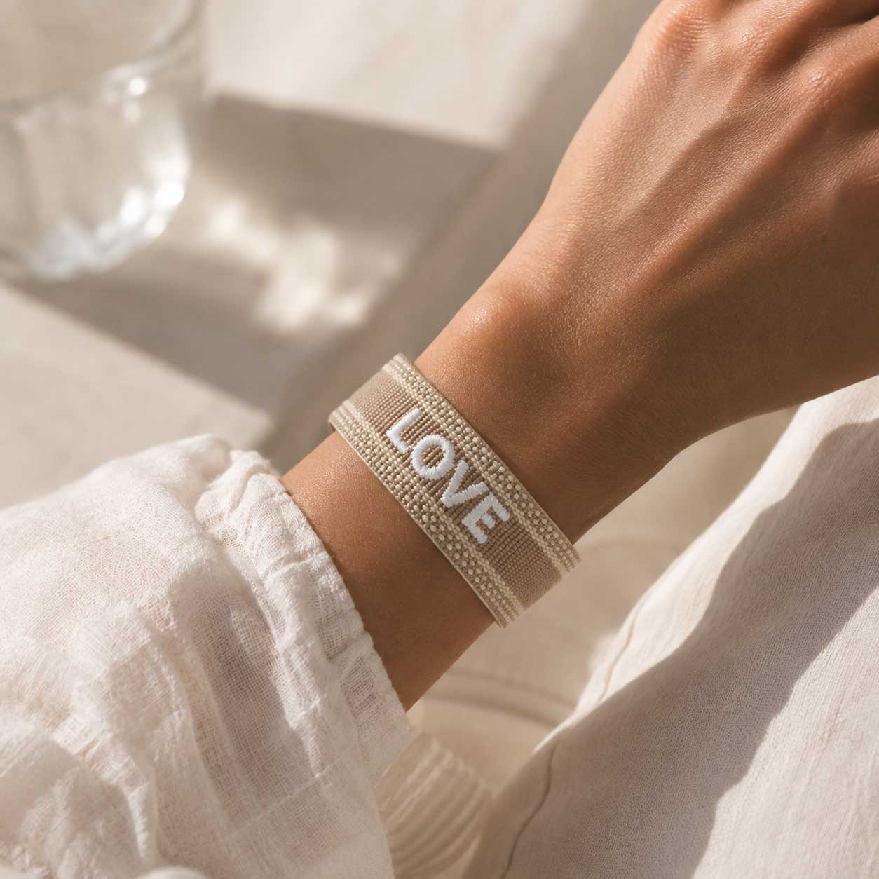Love Statement Armband in Beige mit weißer Stickerei am Handgelenk – Statement Schmuck Damen, Saltyblush

