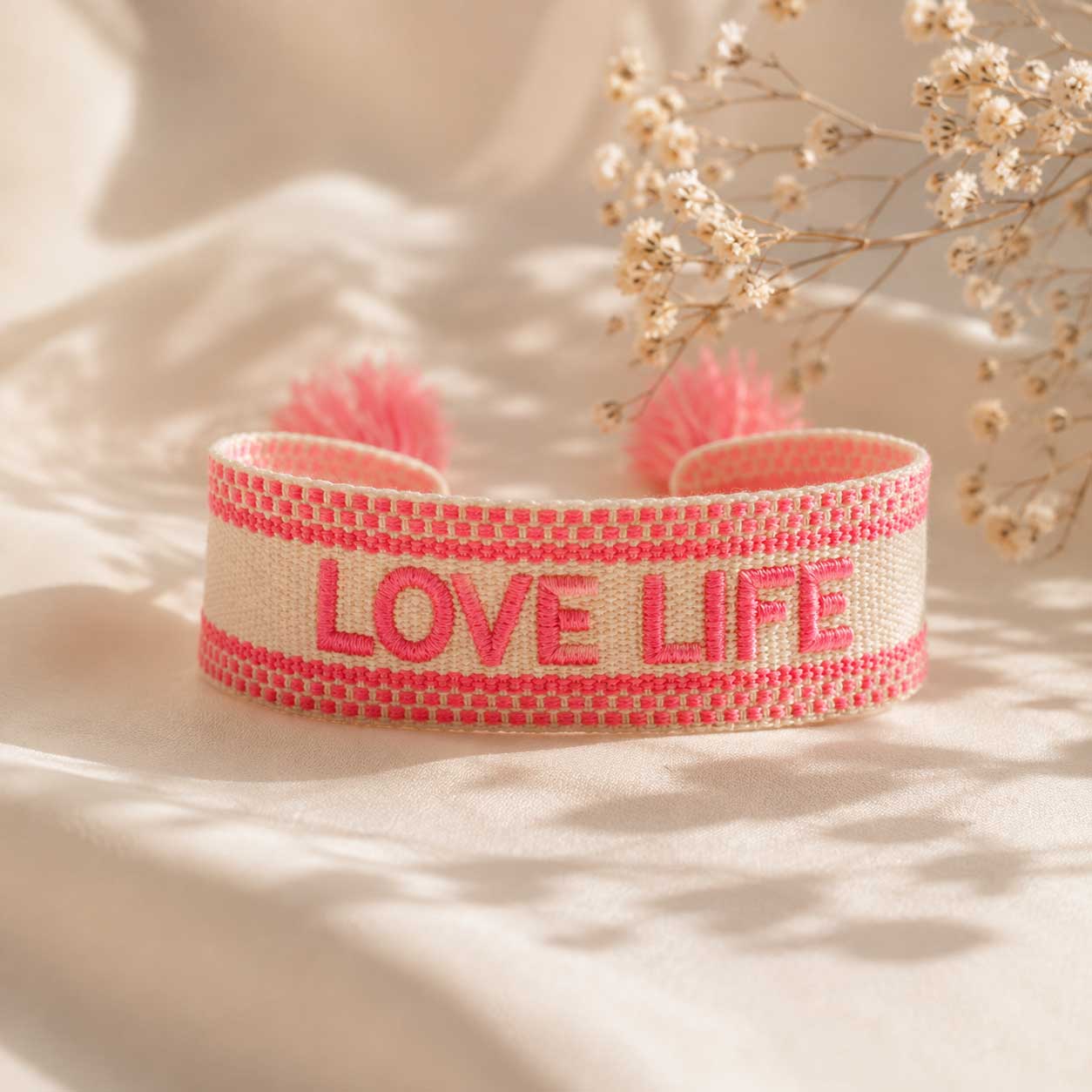 Love Life Statement Armband in Creme und Neonpink mit pinken Quasten – gewebtes Armband mit Aufschrift, Saltyblush
