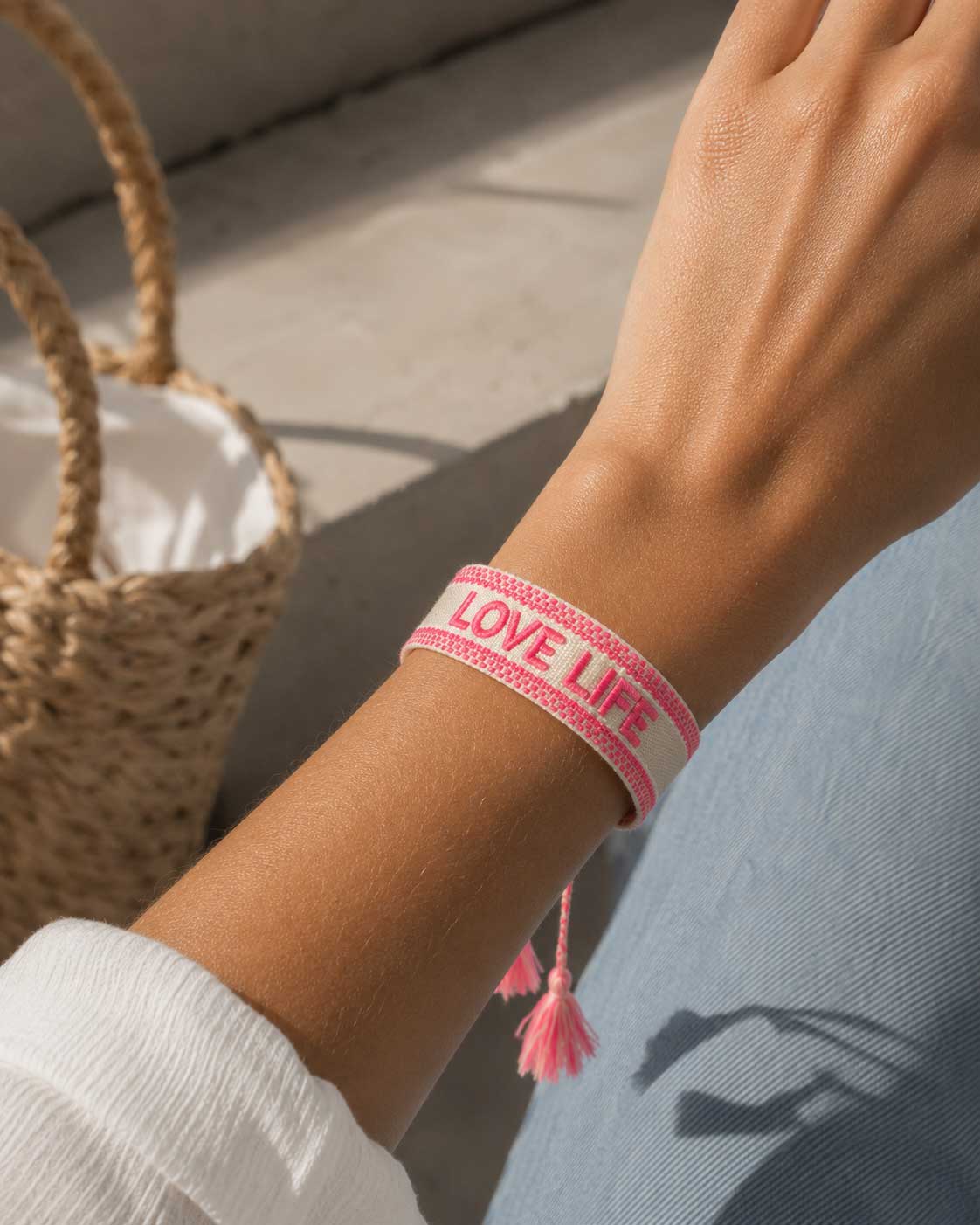 Love Life Armband mit pinker Quaste am Handgelenk – Sommer Outfit Damen mit Strandtasche, Saltyblush
