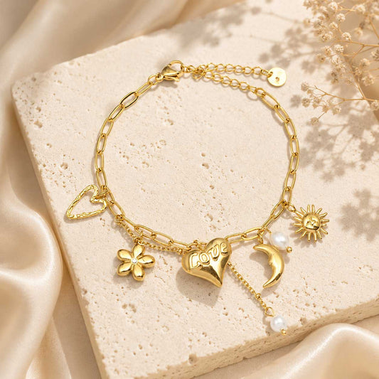 Goldenes Charm-Armband „Love & Light" mit Herz, Sonne & Mond aus Edelstahl – verstellbar 24–29 cm | Saltyblush
