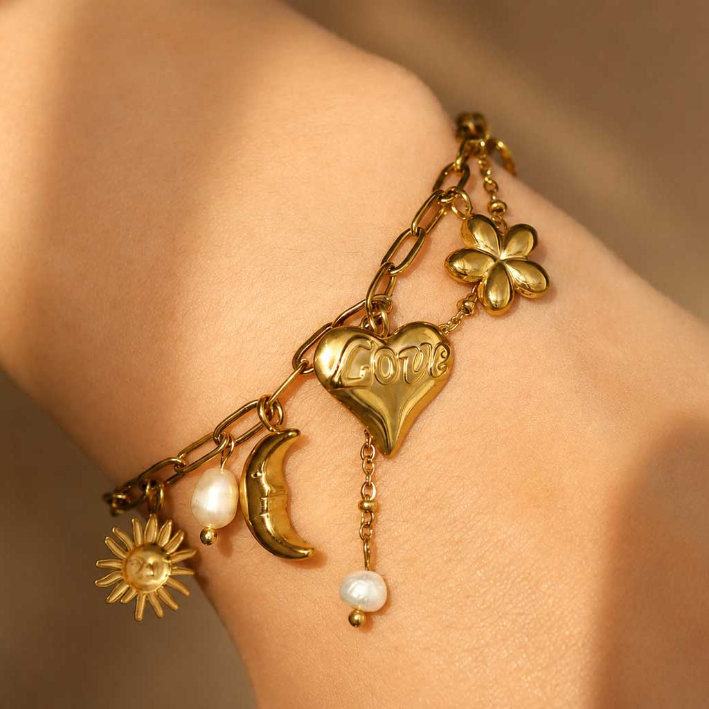 Frau trägt goldenes Boho Charm-Armband Love & Light von Saltyblush – feminin, verstellbar & perfekt im Layering-Look
