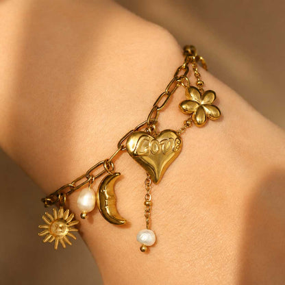 Frau trägt goldenes Boho Charm-Armband Love & Light von Saltyblush – feminin, verstellbar & perfekt im Layering-Look
