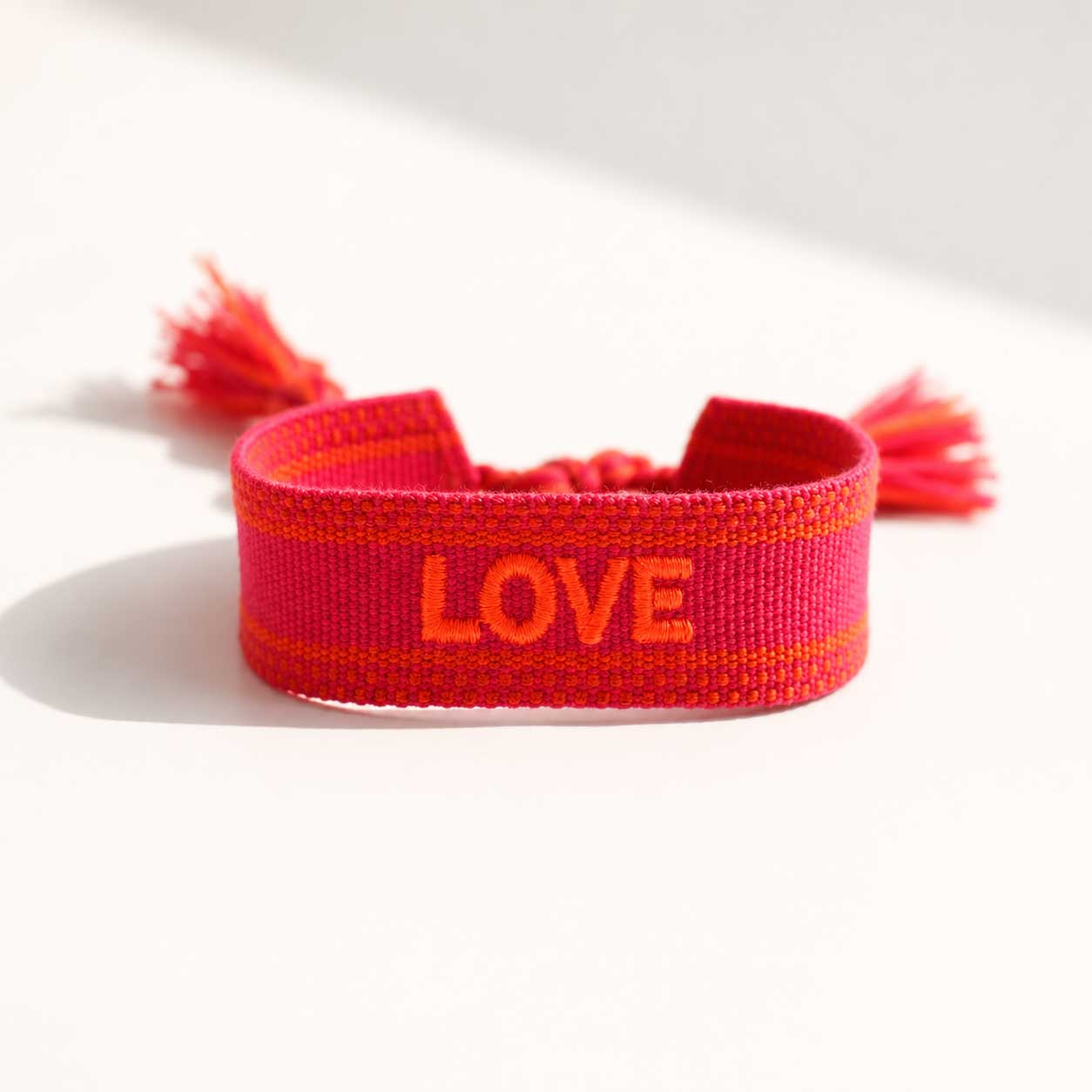 Rotes gewebtes Armband mit orangefarbenem LOVE-Schriftzug und Quasten, verstellbares Festival-Armband in Pink-Rot
