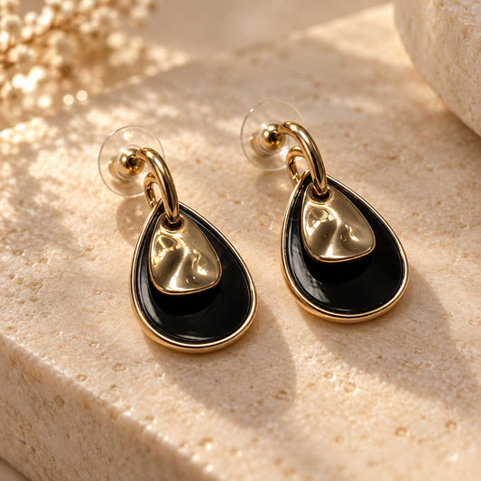Goldene Ohrstecker midnight drop mit schwarzem Tropfen-Detail aus Edelstahl, 4 cm lang
