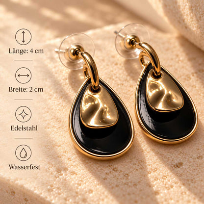 Goldene Edelstahl-Ohrstecker midnight drop, 4 cm Länge und 2 cm Breite im Größenvergleich
