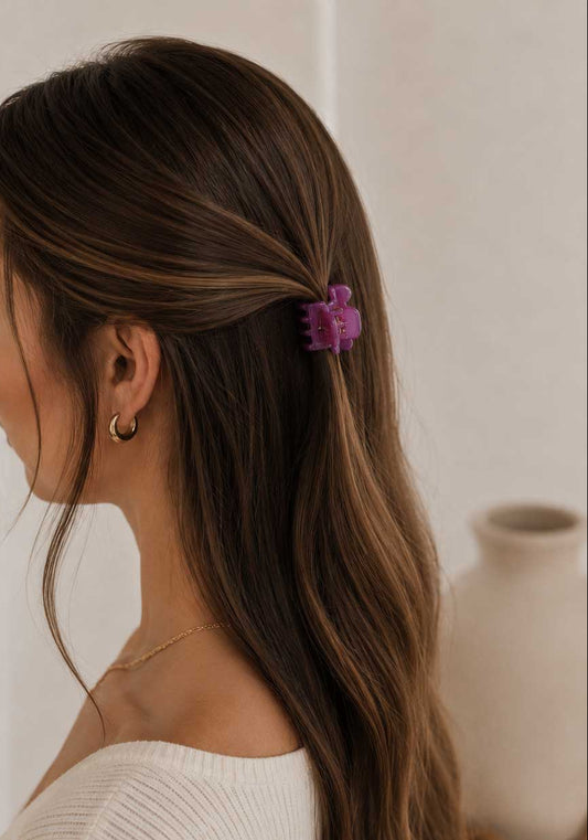 Frau mit langen braunen Haaren trägt eine Mini Berry Haarklammer in Lila im Halbhochsteckfrisur-Stil – Saltyblush
