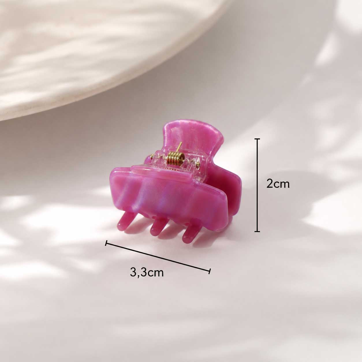 Mini Berry Haarklammer aus Acryl in Pink-Lila mit Maßangaben 3,3 cm x 2 cm auf hellem Hintergrund – Saltyblush
