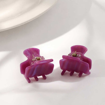 Zwei Mini Berry Haarklammern aus Acryl in Beere-Lila von vorne und von der Seite auf weißem Hintergrund – Saltyblush
