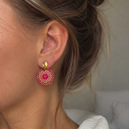 Mini Boho Bloom Perlenohrringe in Pink getragen – runder Boho-Ohrring mit goldenem Stecker am Ohr
